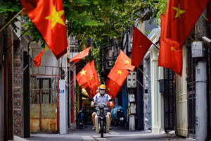 Đường phố Hà Nội rực rỡ cờ hoa chào mừng ngày Quốc Khánh Việt Nam 2/9.