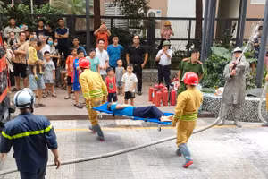 Diễn tập chữa cháy tại chung cư cao tầng tại Hà Nội