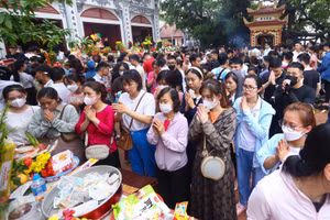 Chen chân lễ Phủ Tây Hồ trong ngày đầu tháng 'cô hồn'