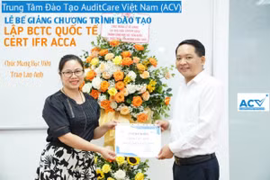 Ông Trịnh Đức Vinh, Chủ nhiệm CLB KTTTQ (VCCA) dự lễ và trao Chứng Nhận hoàn thành khóa học cho học viên.