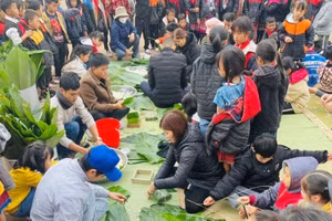 Thầy trò nhà trường trải nghiệm gói bánh chưng.