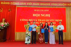 Bà Trần Thị Phương Hoa - Bí thư Quận uỷ Cầu Giấy (thứ 3 từ phải sang) cùng đại biểu lãnh đạo quận Cầu Giấy chúc mừng, trao quyết cho Ban Giám hiệu Trường Mầm non Bình Minh.