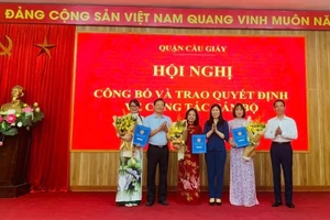 Bà Trần Thị Phương Hoa - Bí thư Quận uỷ Cầu Giấy (thứ 3 từ phải sang) cùng đại biểu lãnh đạo quận Cầu Giấy chúc mừng, trao quyết cho Ban Giám hiệu Trường Mầm non Bình Minh.