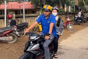 Đội xe 0 đồng luôn sẵn sàng để hỗ trợ thí sinh đến trường thi.