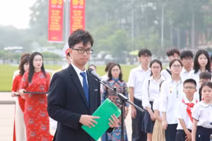 Em Phạm Thế Minh đại diện học sinh Thủ đô Báo công dâng Bác.
