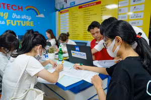 Thí sinh nộp hồ sơ xét tuyển học bạ vào HUTECH