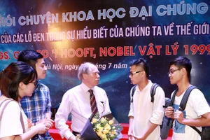 Khoa học gia thế giới đến nói chuyện với sinh viên VNU