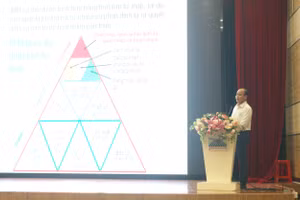 Ths Nguyễn Văn Liêm - Phó Giám đốc Sở NN&PTNT tỉnh Vĩnh Long trình bày tham luận tại Tọa đàm.