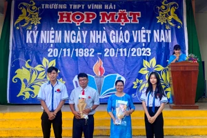 Thầy cô đón nhận những bông hoa do học sinh lớp 12 tự làm.