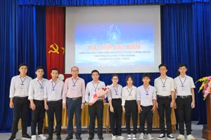 TS Nguyễn Ngọc Thắng cùng sinh viên.