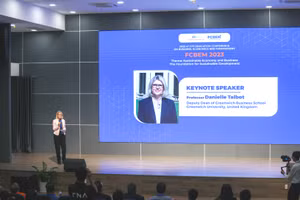 GS. Danielle Talbot (Trường Kinh doanh Greenwich thuộc Trường ĐH Greenwich, Vương Quốc Anh) trình bày tại hội thảo.