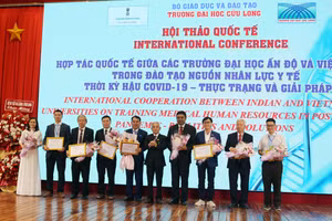 Ban tổ chức trao chứng nhận và hoa cho các báo cáo viên tham gia hội thảo.