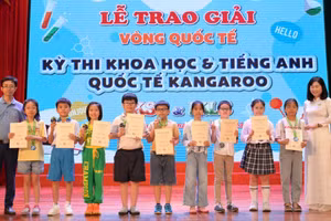 Em Nhâm Quang Vinh (thứ 2 từ trái sang) nhận giải thưởng.