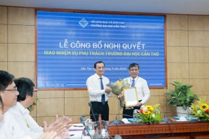 GS.TS Nguyễn Thanh Phương, Chủ tịch Hội đồng trường Trường ĐH Cần Thơ trao Nghị quyết giao nhiệm vụ phụ trách trường cho PGS.TS Trần Trung Tính.