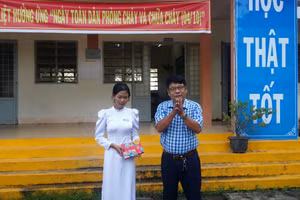 BGH Trường THPT Vĩnh Hải tuyên dương em Kim Thoa trong tiết sinh hoạt dưới cờ.