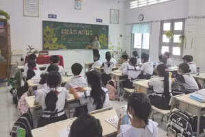 Cô, trò Trường Tiểu học Âu Dương Lân, TP Mỹ Tho, Tiền Giang.