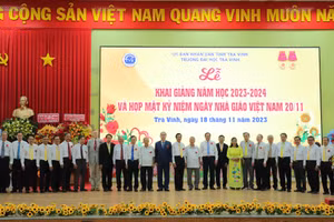 Quang cảnh lễ khai giảng và kỷ niệm 41 năm ngày Nhà giáo Việt Nam.