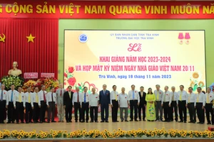 Quang cảnh lễ khai giảng và kỷ niệm 41 năm ngày Nhà giáo Việt Nam.