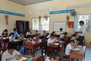 Thầy, trò Trường TH Tân Sơn (Trà Cú, Trà Vinh) trong giờ học. 