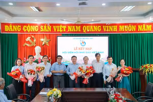 Công bố Quyết định kết nạp hội viên Hội Nhà báo Việt Nam cho 7 nhà báo đang công tác tại Trường ĐH Đồng Tháp.