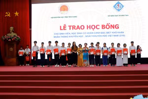 PGS.TS Trương Thị Hiền - Phó Chủ tịch Trung ương Hội Khuyến học Việt Nam và Chủ tịch Hội Khuyến học tỉnh Tiền Giang Đồng Thị Bạch Tuyết, nhà hảo tâm trao học bổng cho HS.