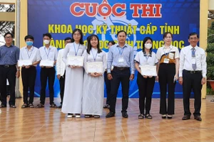 Trao giải cho HS tỉnh Cà Mau tại Cuộc thi KHKT cấp tỉnh dành cho HS trung học.