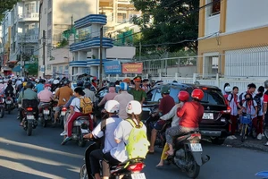 Tình trạng ùn tắc giao thông giờ tan trường tại Sóc Trăng.