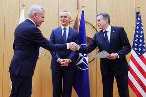 Phần Lan gia nhập Liên minh quân sự NATO. 