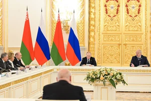 Tổng thống Nga Vladimir Putin họp với Tổng thống Belarus Alexander Lukashenko.