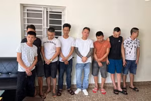 Nhóm đối tượng sử dụng ma tuý bị lực lượng chức năng bắt quả tang.