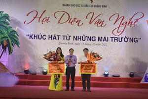 Ban tổ trao giải Nhất tập thể cho hệ thống Cụm thi đua và hệ thống Phòng GD&ĐT.