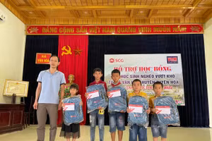 Ban tổ chức đã trao 20 suất học bổng cho 20 học sinh nghèo vượt khó, mỗi suất trị giá 1 triệu đồng.