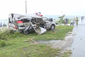 Cú va chạm với xe cẩu đã khiến xe cứu thương biến dạng hoàn toàn.