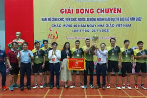 Ban tổ chức trao giải Nhất cho đội tuyển nam Trường THPT chuyên Võ Nguyên Giáp.