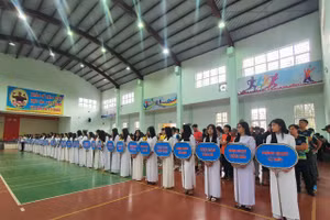 Các đội bóng tham gia giải đấu tại buổi lễ khai mạc.