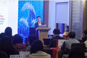 Đại diện Công ty Ajinomoto Việt Nam chia sẻ về nội dung, ý nghĩa của phần mềm trong việc chăm sóc sức khỏe và dinh dưỡng cho bà mẹ và trẻ em. Ảnh: N.H.