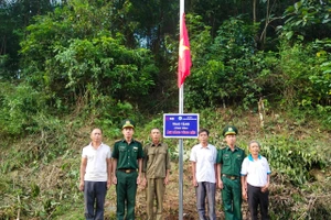 Đồn Biên phòng Làng Mô bàn giao các công trình "Ánh sáng vùng biên" cho bà con Vân Kiều tại xã Trường Sơn (huyện Quảng Ninh, Quảng Bình).