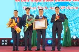 Thừa ủy quyền Chủ tịch nước, ông Trần Thắng, Chủ tịch UBND tỉnh Quảng Bình trao Huân chương Lao động hạng Nhì cho Trường THPT Lương Thế Vinh. 