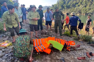Thi thể anh H. Đ. P. đã được tìm thấy cách chỗ bị nạn khoảng 300m về phía cuối nguồn. Ảnh: Đức Trí.