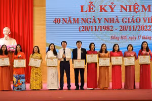 Ông Hoàng Ngọc Đan, Chủ tịch UBND thành phố Đồng Hới trao thưởng cho các tập thể tiêu biểu.