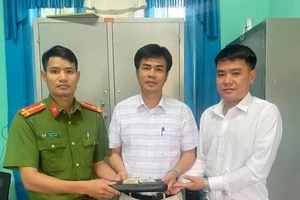 Anh Thanh (bên phải) trao trả lại số tiền cho người đàn ông đã bỏ quên.