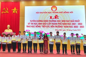 Gần 130 suất khen thưởng, học bổng đã được Hội Khuyến học thành phố Đồng Hới (Quảng Bình) dành tặng động viên, khích lệ các em học sinh trước thềm năm học mới.