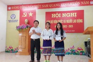 Được sự ủy quyền, thầy Phạm Hồng Việt, Hiệu trưởng Trường phổ thông Dân tộc nội trú tỉnh tặng quà của Bí thư Tỉnh ủy Quảng Bình cho em Cao Thị Lệ Hằng và em Vũ Thị Lích.