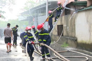 Vụ cháy tuy không có thương vong về người nhưng đã thiêu rụi nhiều hàng hoá của cửa hàng.