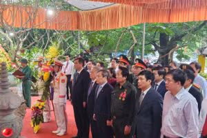 Ông Vũ Đại Thắng - Ủy viên BCH Trung ương Đảng, Bí thư Tỉnh ủy cùng các đại biểu dâng hương tại Lễ tưởng niệm các anh hùng, liệt sĩ hi sinh tại hang Tám Thanh Niên Xung Phong và Đường 20 – Quyết Thắng.