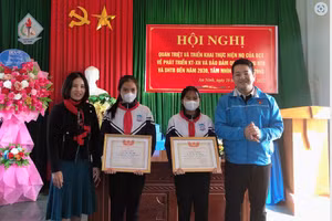 Đại diện Hội đồng Đội tỉnh Quảng Bình đã biểu dương, trao tặng giấy khen cho em Võ Thị Mỹ Nương và Võ Thị Yến Nhi.