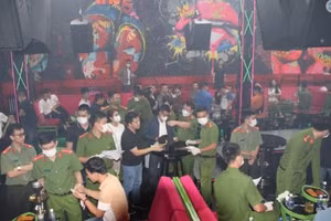 Qua kiểm tra lực lượng chức năng đã phát hiện 25 đối tượng dương tính với ma tuý. Ảnh: CAQB.