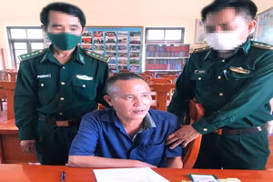 Đối tượng Đinh Xuân Thư cùng tang vật bị bắt giữ. Ảnh: ĐT.