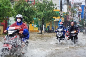 Mưa lớn, mực nước sông Kiến Giang lên nhanh đã khiến một số tuyến đường tại thị trấn Kiến Giang ngập sâu.