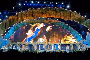 Chương trình “Chào đón năm mới Phong Nha Countdown Party 2023” với nhiều tiết mục nghệ thuật đặc sắc sẽ được biểu diễn trên nền sân khấu được thiết kế quy mô, hiện đại.